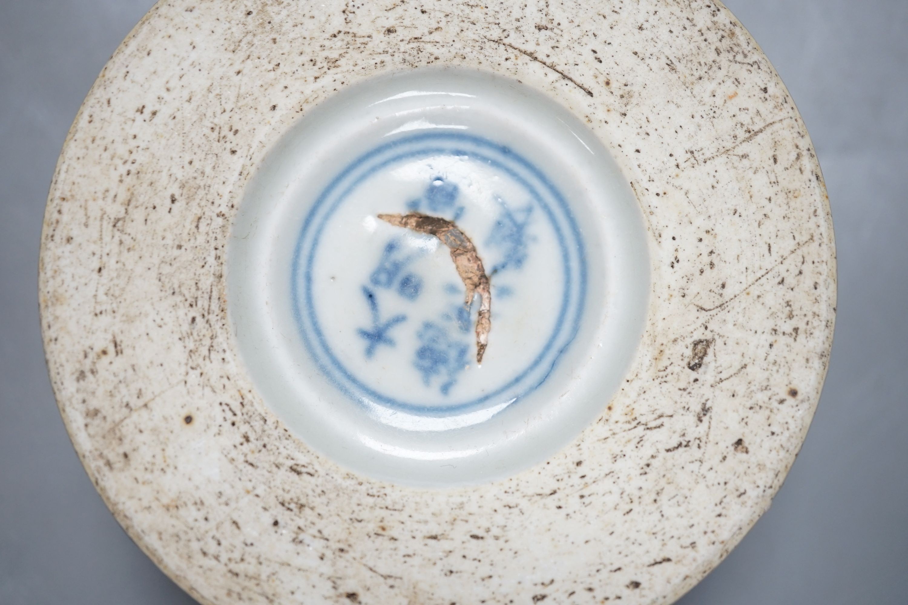 A Chinese porcelain paperweight and a saucer dish, 14 cm diameter